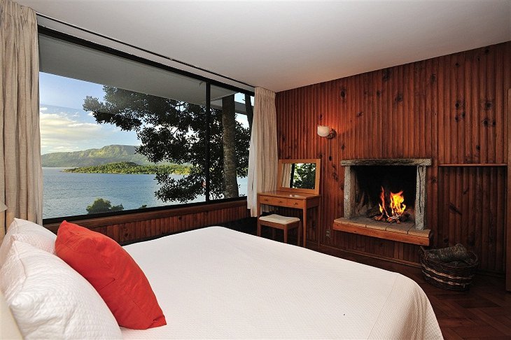 Hotel Antumalal room with fireplace and view to the lake