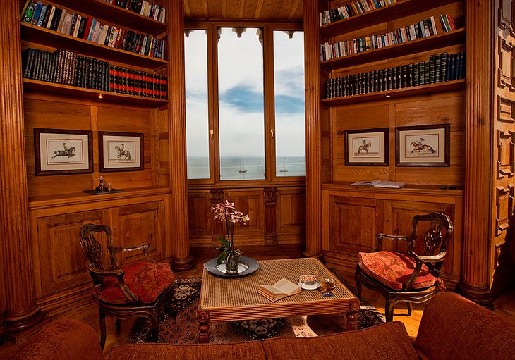 Albatroz Seafront Hotel library