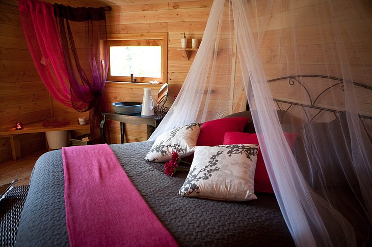 Cabanes Als Arbres tree house bed