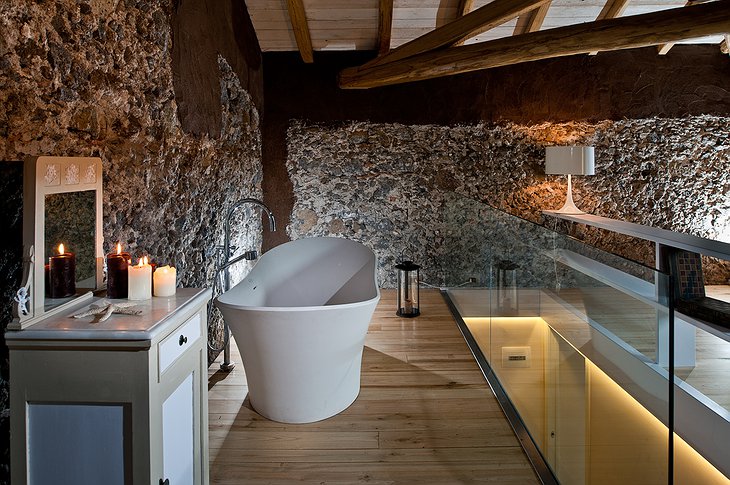 Monaci delle Terre Nere bathtub in the room