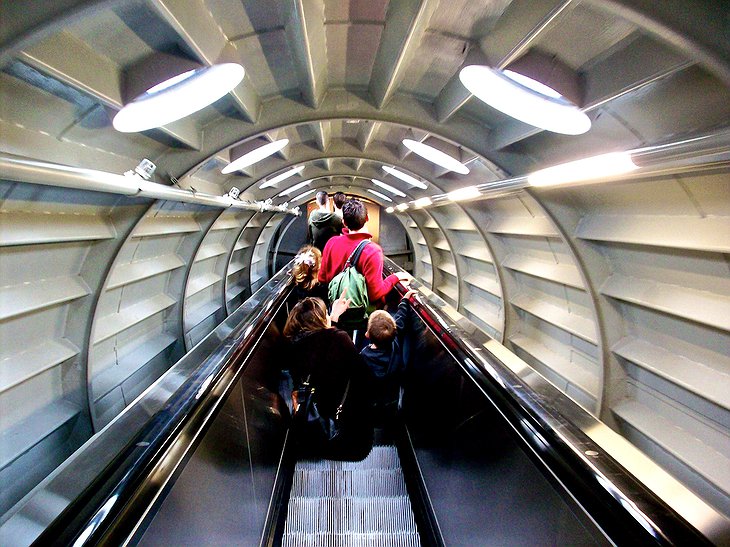 Atomium tube with moving stairs