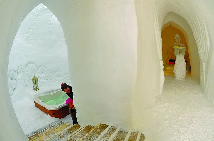 Entrance to the jacuzzi from the ice corridor