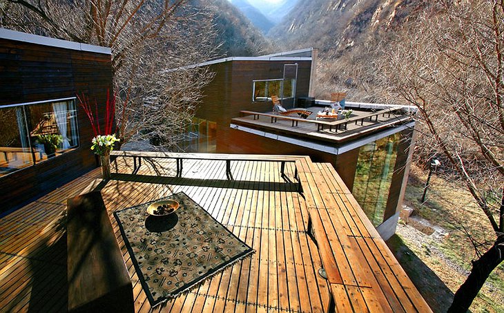 Commune by the Great Wall twin wooden villas with rooftop terraces