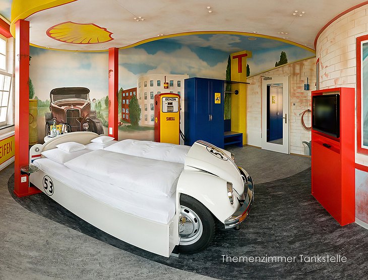 V8 Hotel room with VW Beetle bed