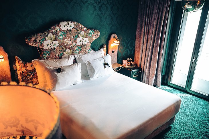 Pensão Amor Madam's Lodge Lisbon's Fantasies Bed