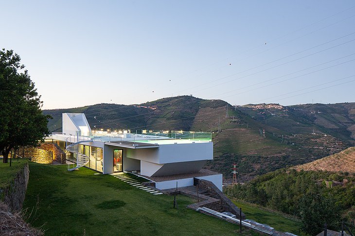 Quinta De Casaldronho building with swimming pool on the rooftop