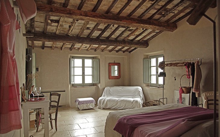 Follonico Rosso Ramonto bedroom