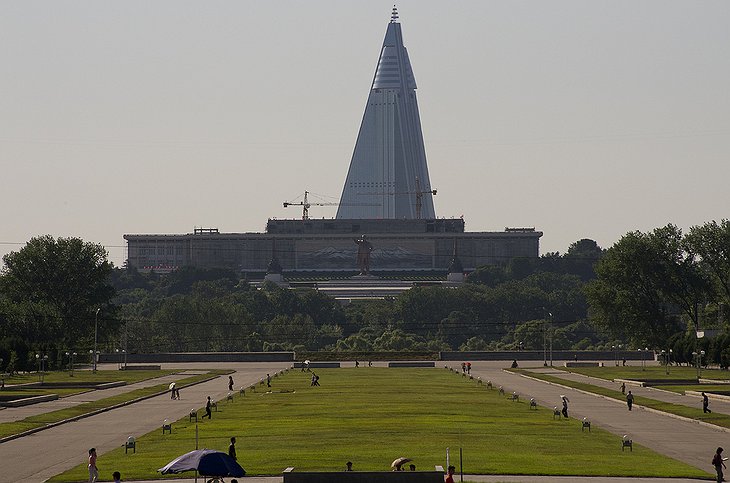 Statue of Kim Il Sung in front of the Ryugyong Hotel