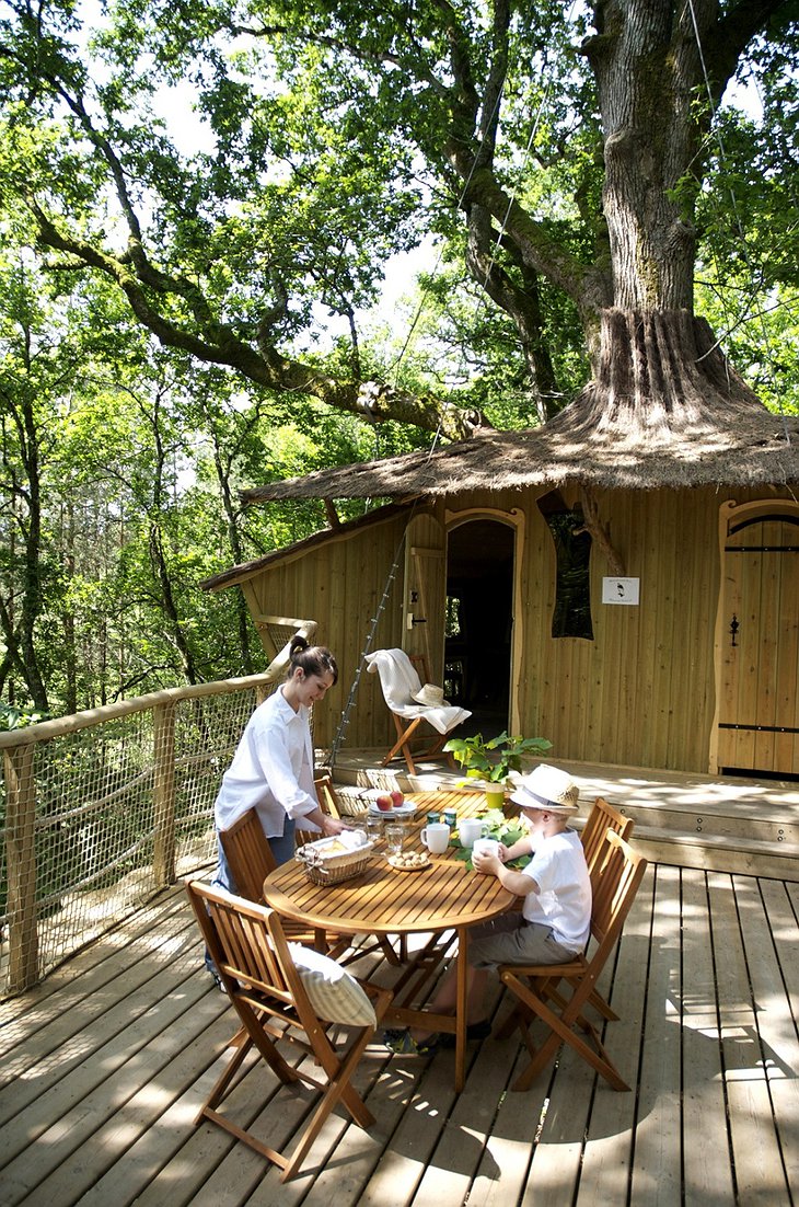 Tree Houses Alicourts dining on the terrace