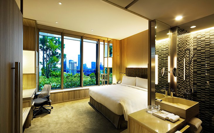 Parkroyal on Pickering room with sky garden and city views