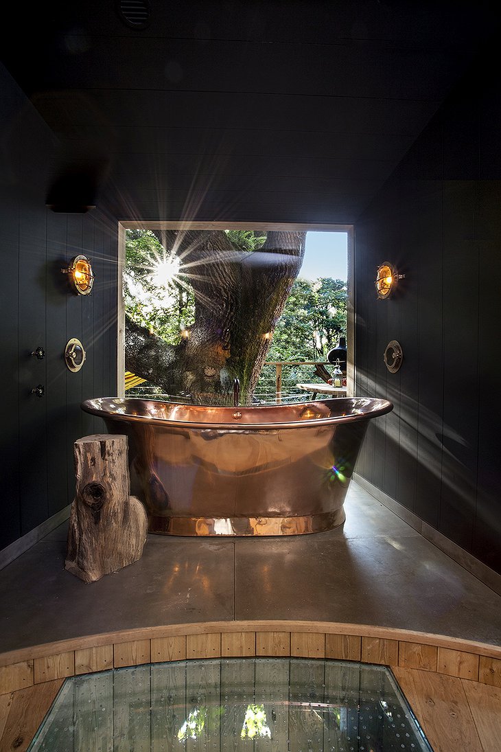 The Woodman's Treehouse copper bathtub with view on the forest