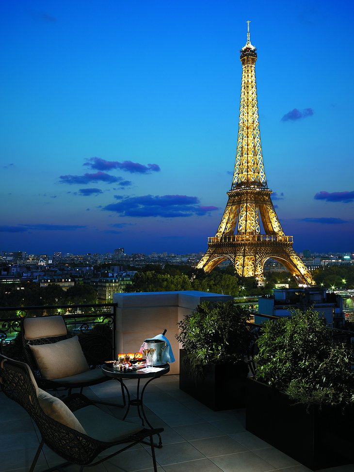 Romantic dinner with views on Eiffel Tower