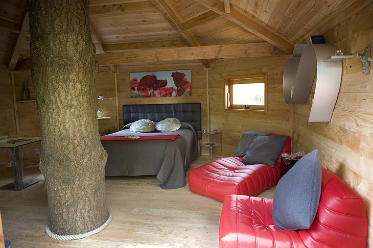 Cabanes Als Arbres tree house red room
