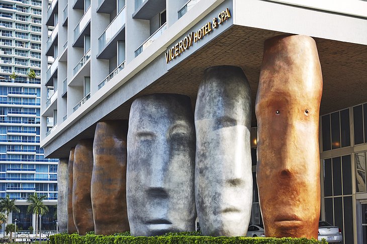 Viceroy Miami entrance statues