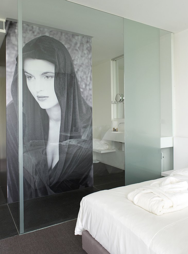 D-Hotel room with large photo of a woman