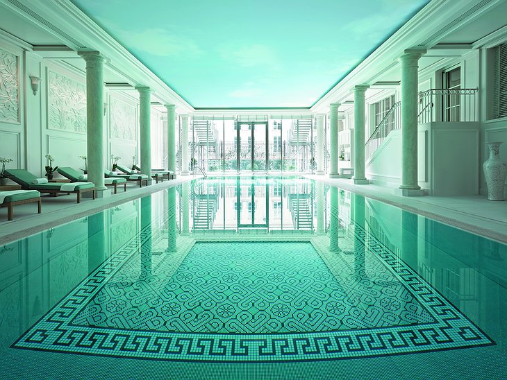 Shangri-La Hotel Paris swimming pool