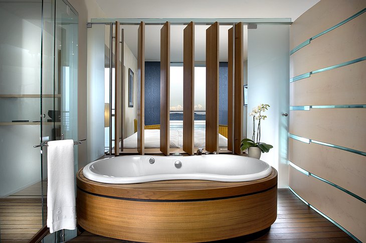 Hotel Palafitte room with bath tub inside