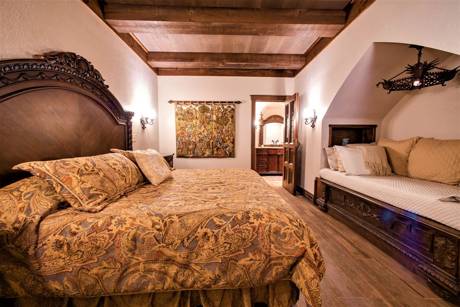 Highlands Castle - The Castle Gatehouse's Downstairs Bedroom Ensuite