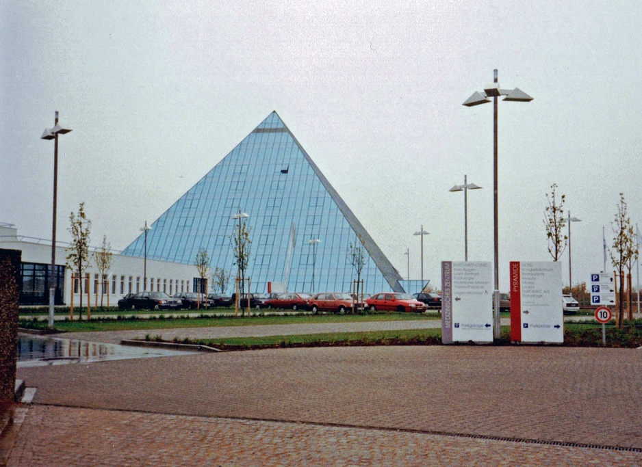 Hotel Pyramide in 1994