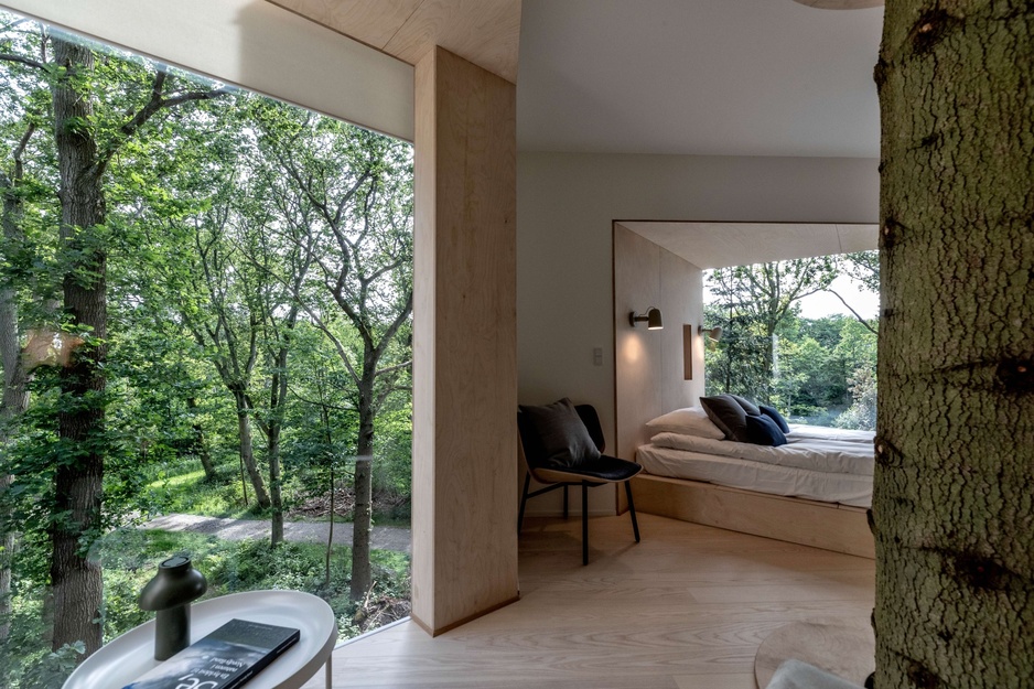 Lovtag Treetop Cabin Large Windows