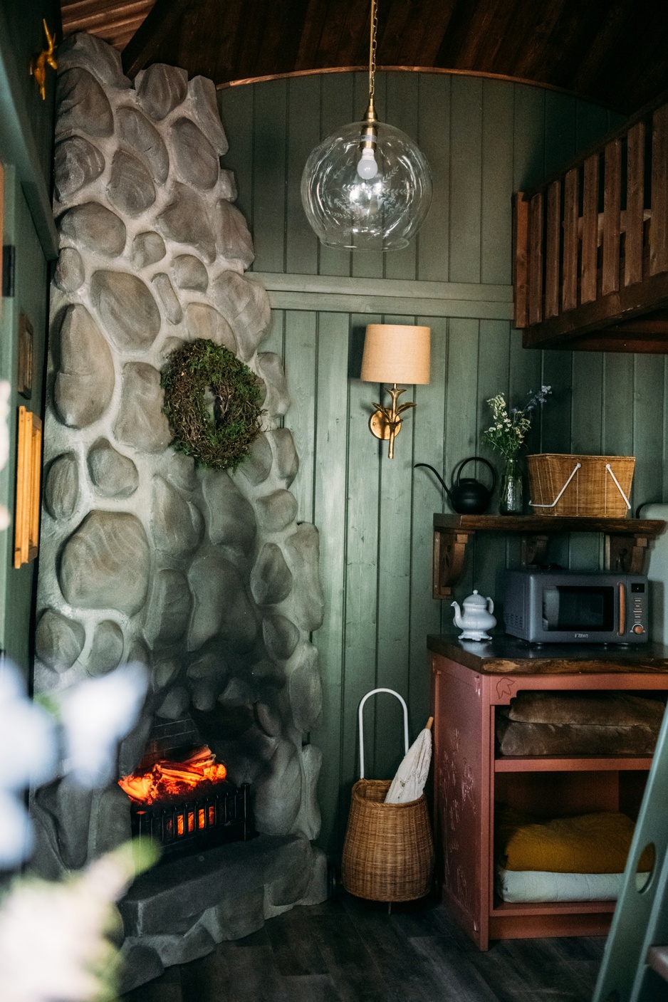 Charmed Resorts Crowsnest Pass - Elvyn's Fireplace