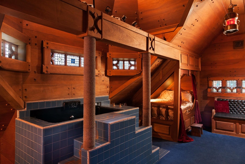 Victorian Mansion Bed and Breakfast Inn - The Pirate Suite