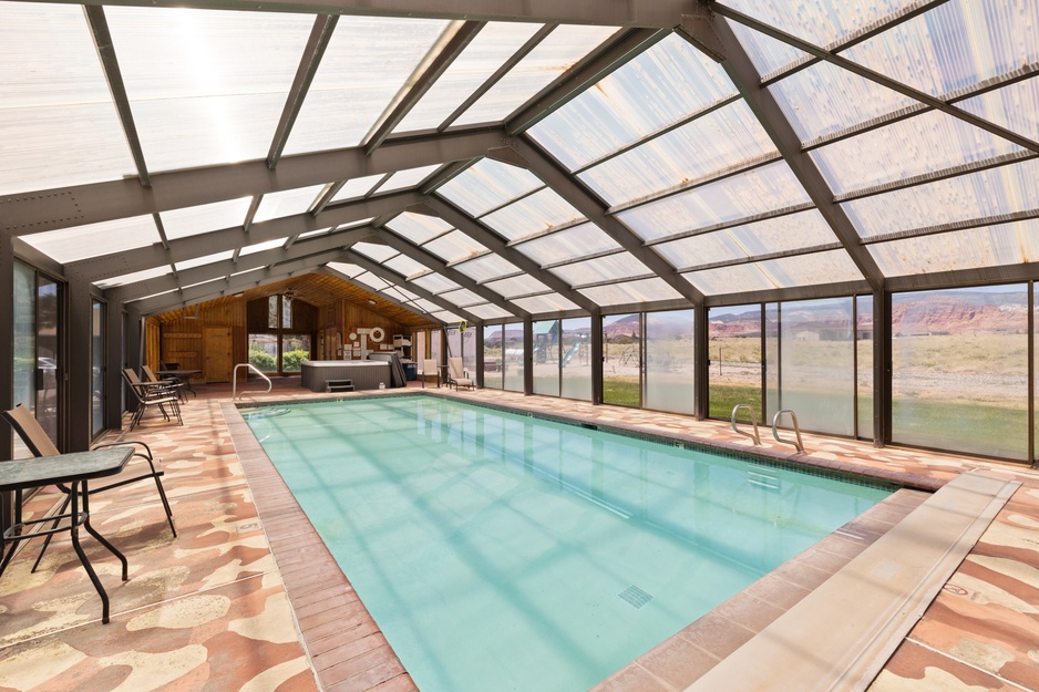 Broken Spur Inn Pool