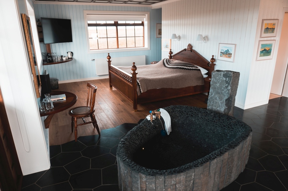 Hotel Rangá Unique Bedroom with Granite Stone Bathtub