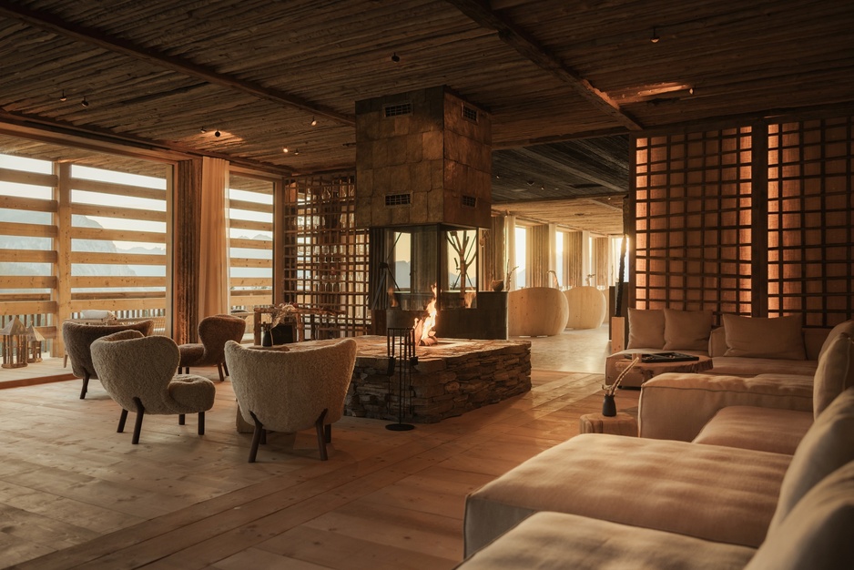 Eriro Hotel Hall Fireplace