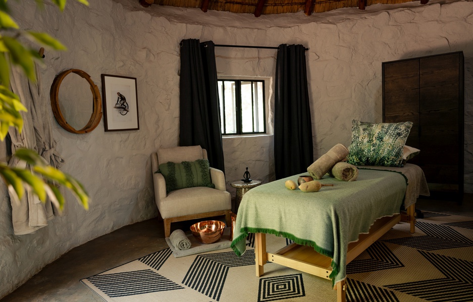 Few & Far Luvhondo Spa Treatment Room