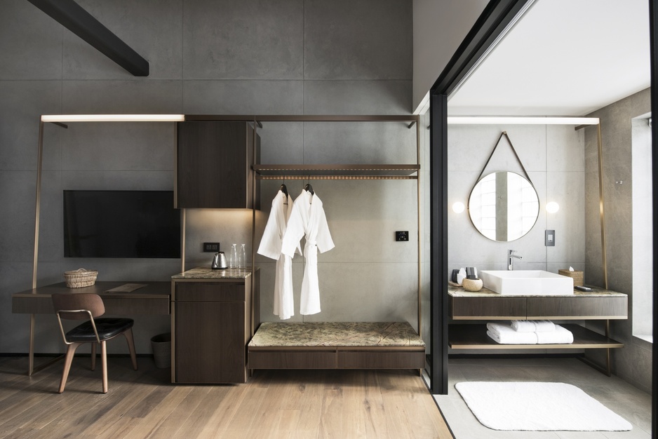The Warehouse Hotel, Singapore - Warehouse Loft Closet Bathroom