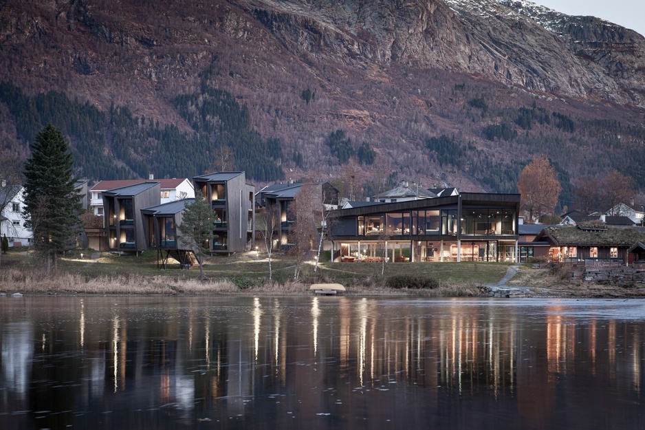 Elva Hotel by the lake