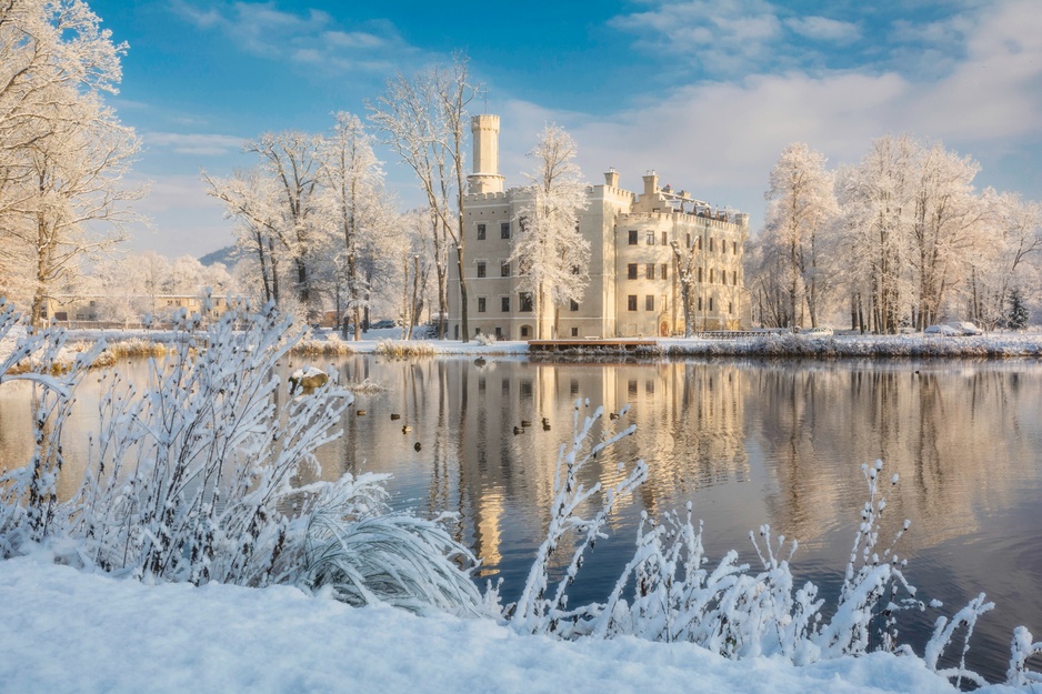 Snowy Karpniki Castle