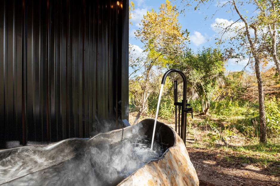 Onera Fredericksburg - Monarch Unique Rock Bathtub