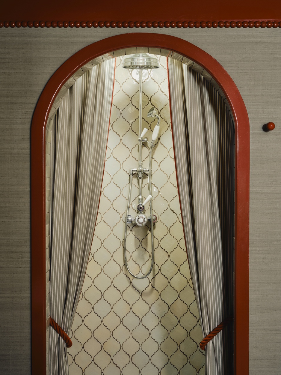 The Netty Hotel Shower