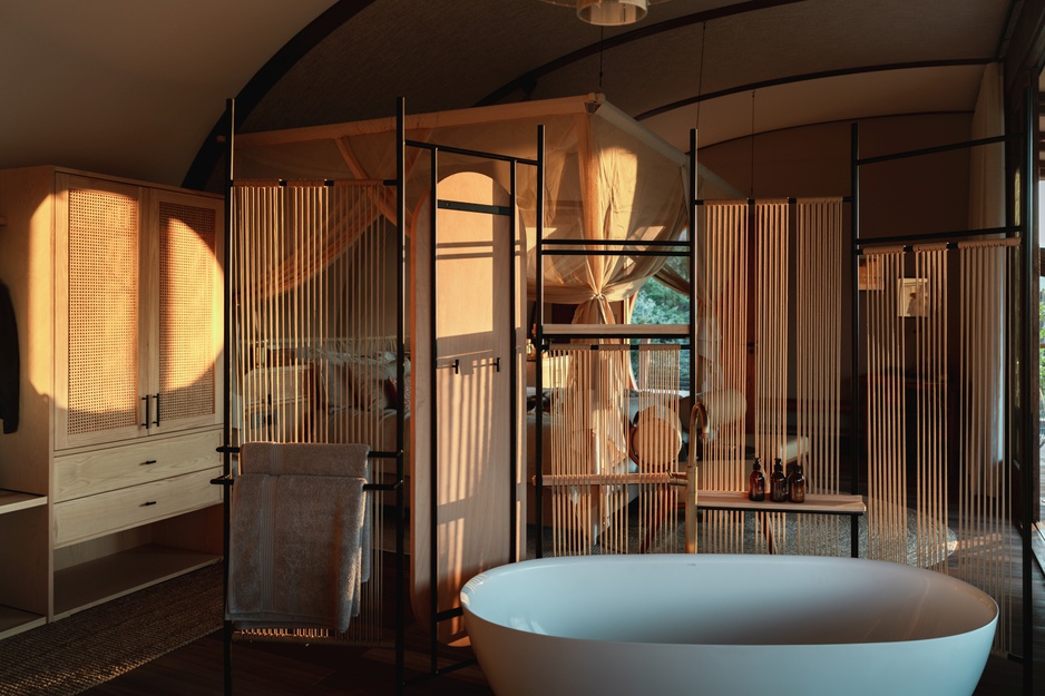 Few & Far Luvhondo Cliff Suite Bathtub