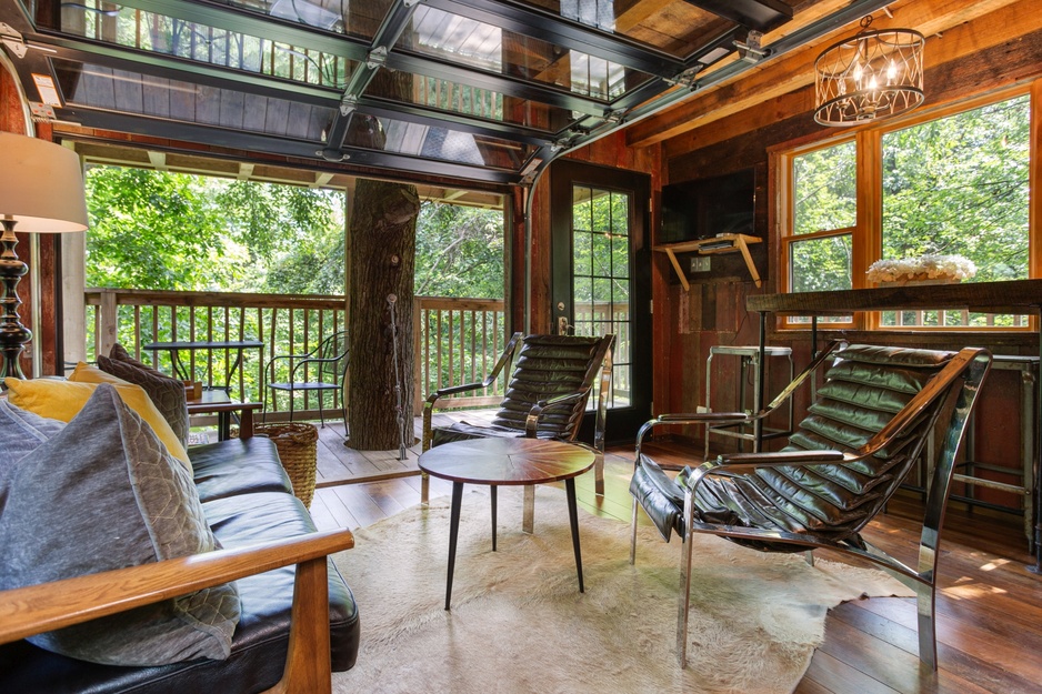 The Mohicans Tree House Resort - The Shed Treehouse Living Room