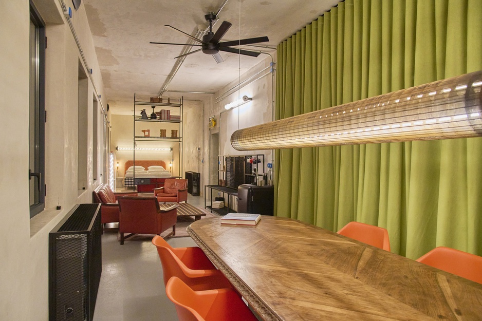 MOAGEM Industrial Lodge - Penthouse's Long Dining Table