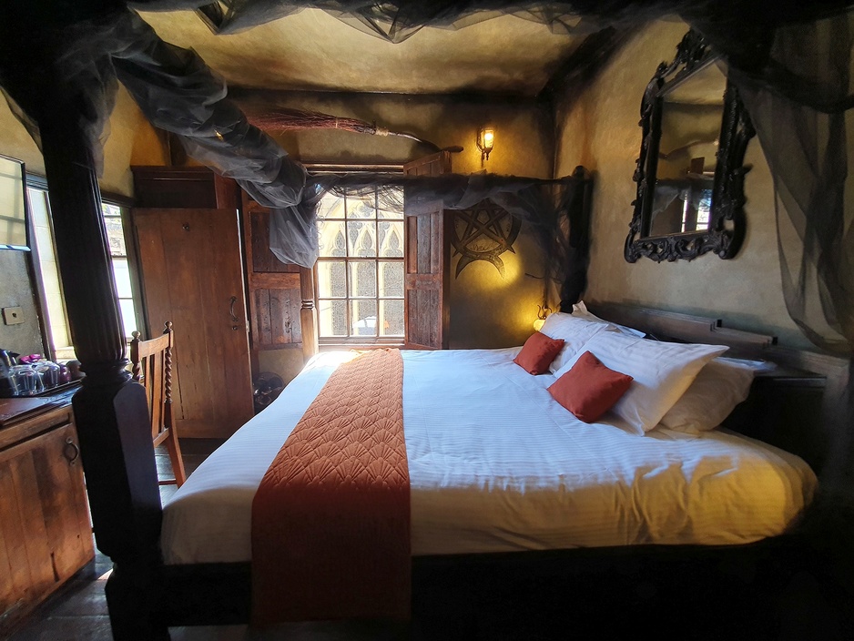 Hocus Pocus Tiny Hotel Sorceryum