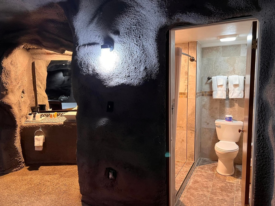 Don Q Inn - The Cave Room's Bathroom