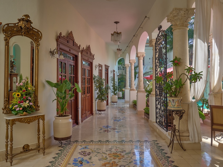 El Palacito Secreto Hotel Corridor With Stone Pillars