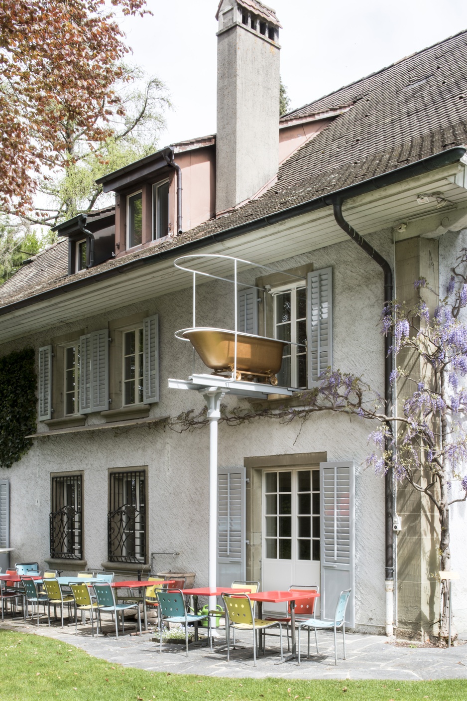 Auberge Aux 4 Vents La Belle Étoile Outdoor Bathtub from the Outside