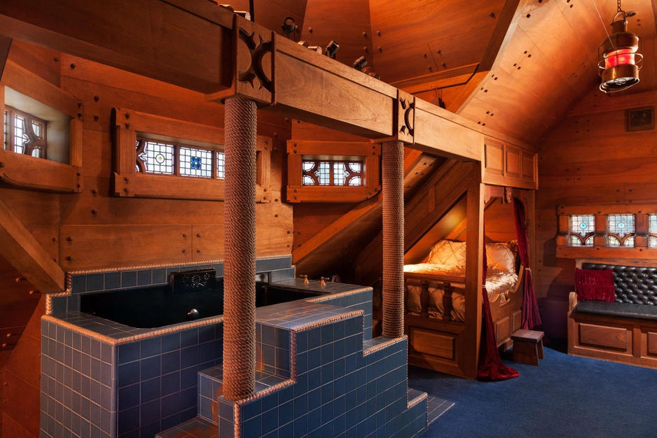Victorian Mansion Bed and Breakfast Inn - The Pirate Suite