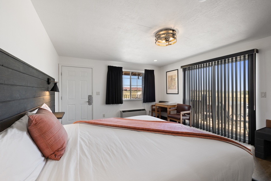 Broken Spur Inn King Room with Jetted Tub