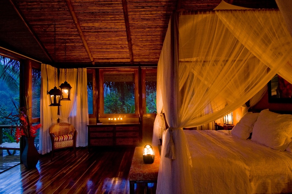 Canopy Honeymoon Suite bedroom
