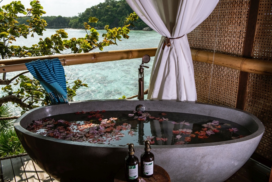 Bawah Reserve - Elang Private Residence Granite Bathtub