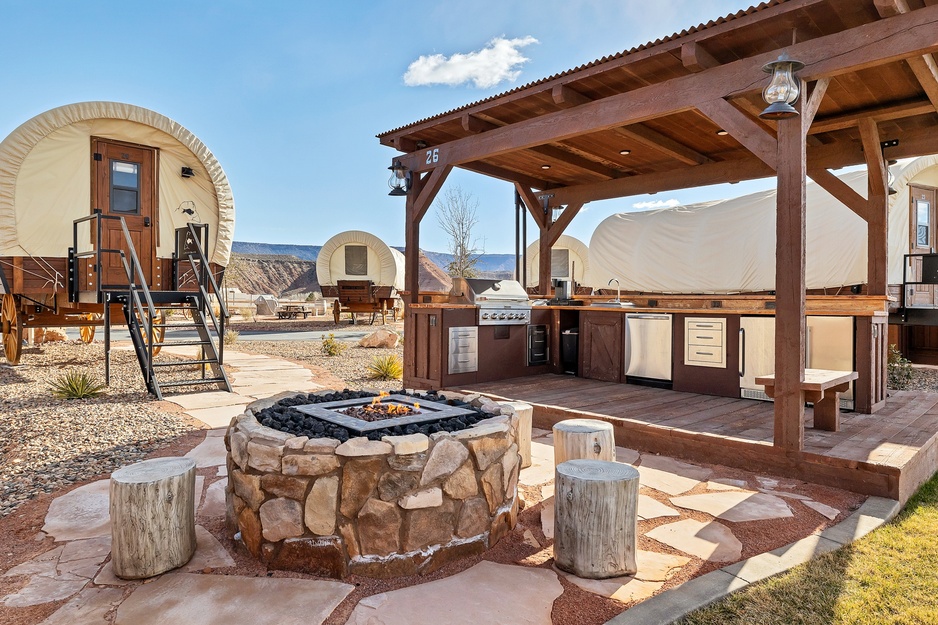 Zion White Bison Glamping Wagon Terrace with an Outdoor Kitchen and a Grill