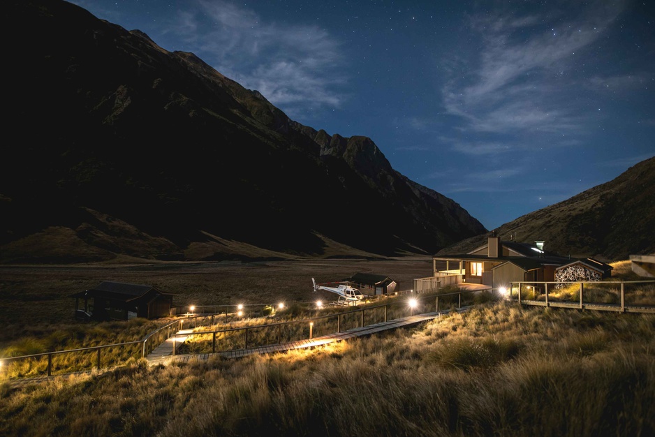 Minaret Station Alpine Lodge - Starry Night Exterior