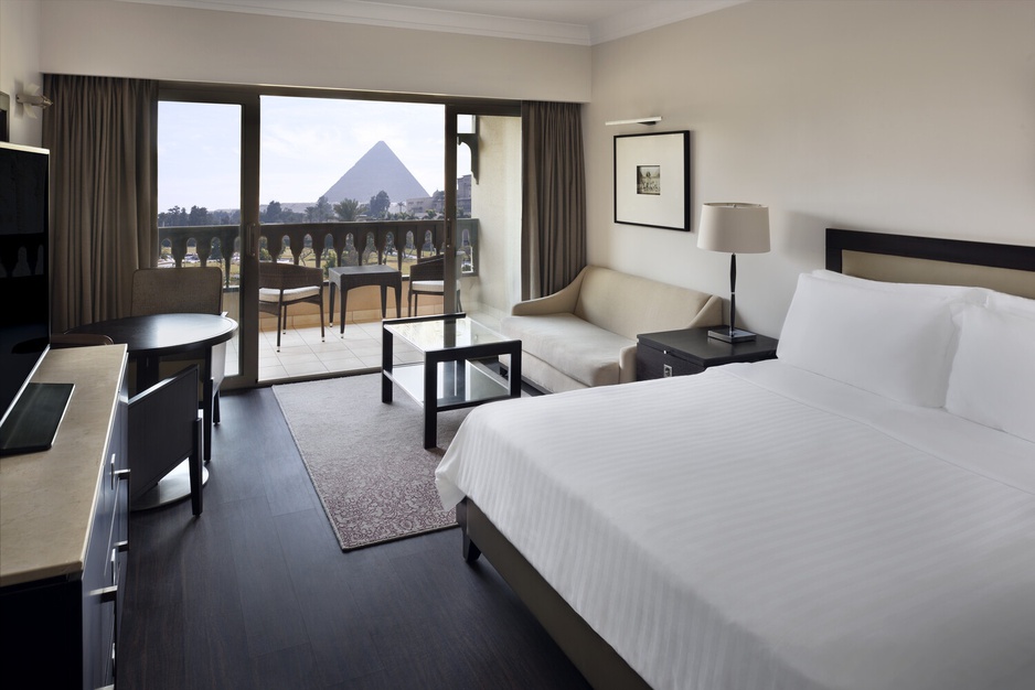 Marriott Mena House Hotel Deluxe Guestroom - Premium Pyramids View