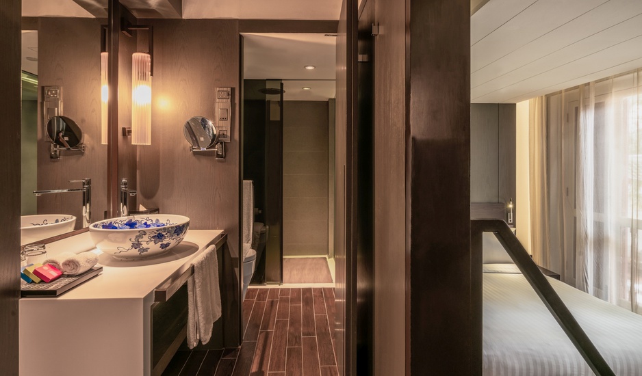 AMOY Hotel Deluxe Double Bathroom